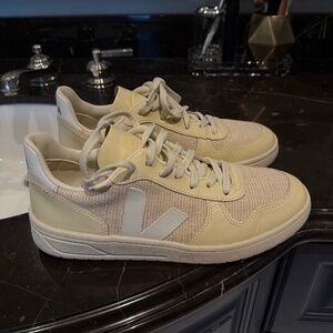 Veja women’s tennis shoes sneakers V90 size 10 or 41